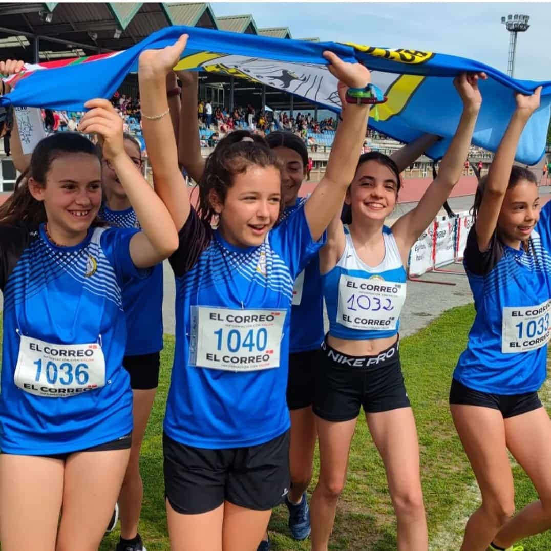 Atletas de Bihotz Aratz celebrando con la ikurriña tras una carrera