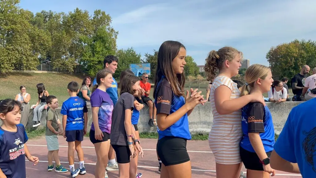 Niñas y niños participando en la jornada de puertas abiertas de Bihotz Aratz