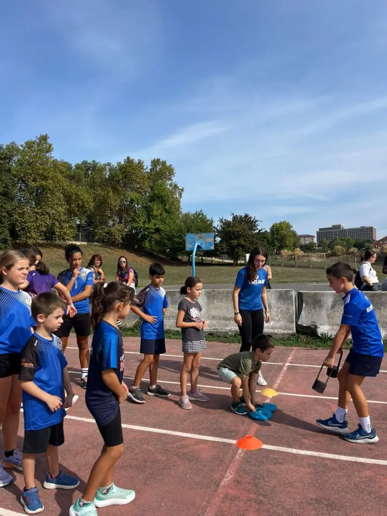 Grupo de atletas jóvenes de Bihotz Aratz en la jornada de puertas abiertas